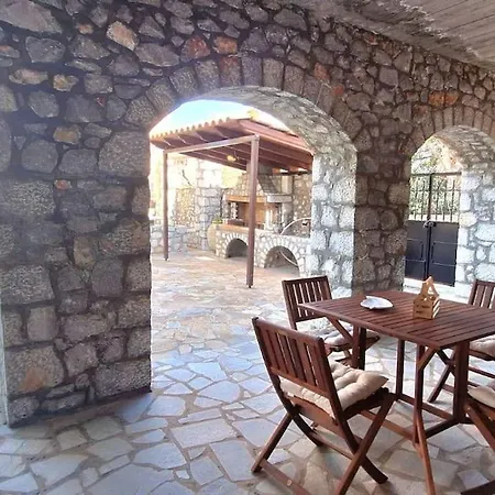 Kitta Vouterakou Family Towerhouse