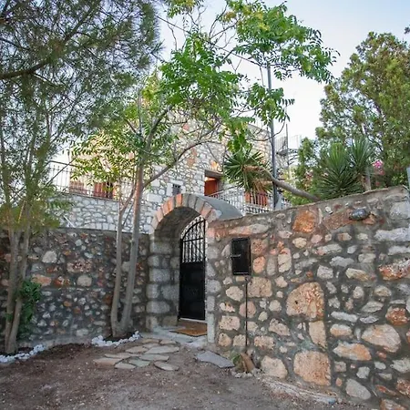 Kitta Vouterakou Family Towerhouse